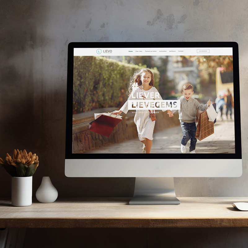 Webdesigner van communicatiebureau uit regio Gent maakt mockup van website